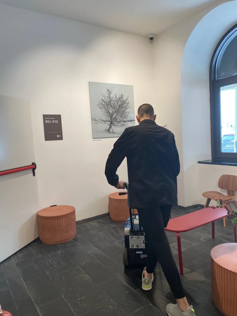 Servizio di facchinaggio nella lobby di una struttura