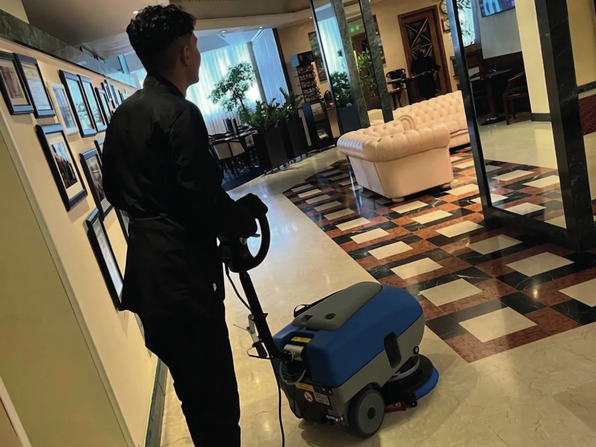 Lavasciuga pavimenti nella lobby di un hotel
