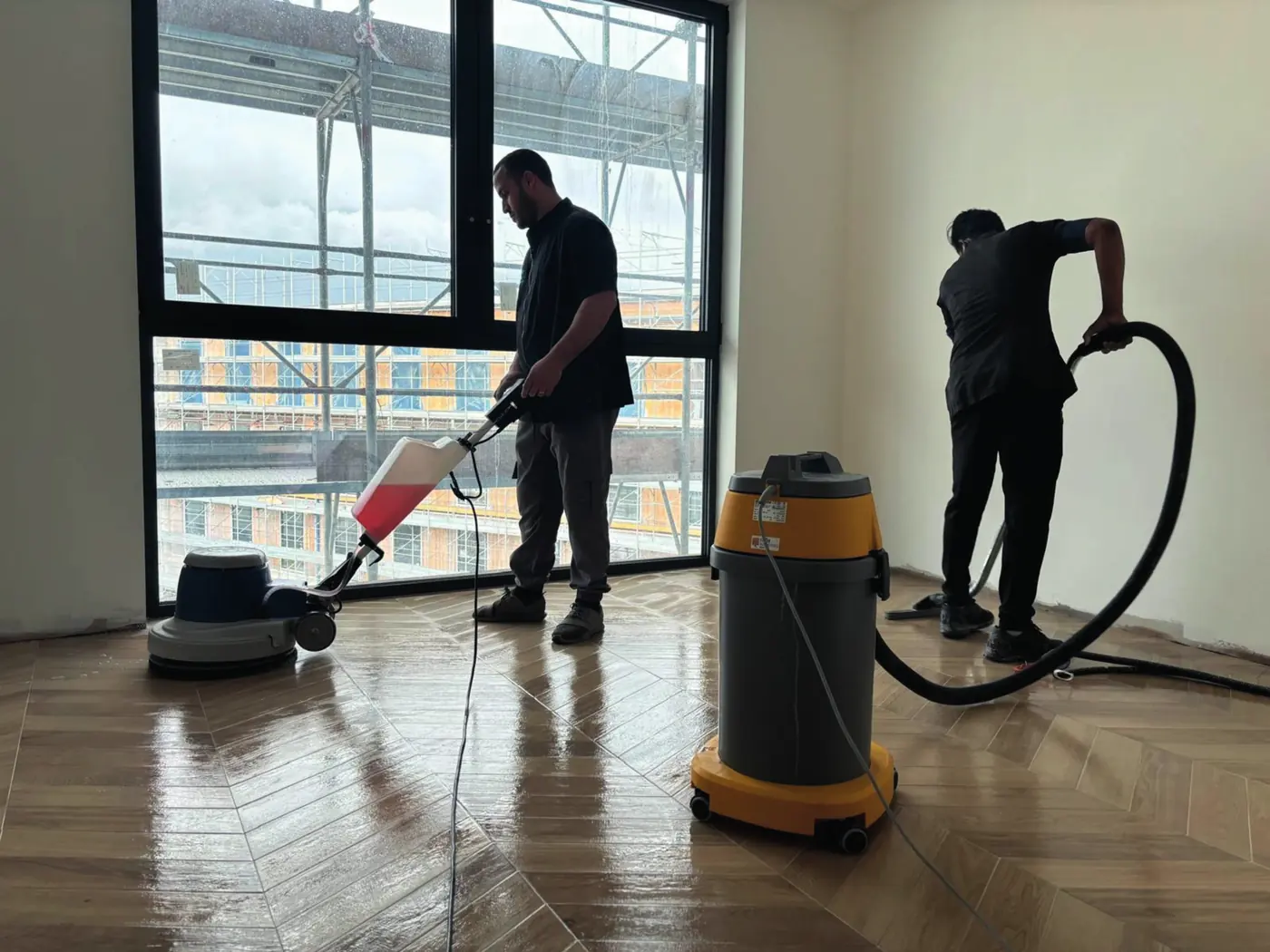 Trattamento dei pavimenti in parquet con monospazzola e aspiraliquidi